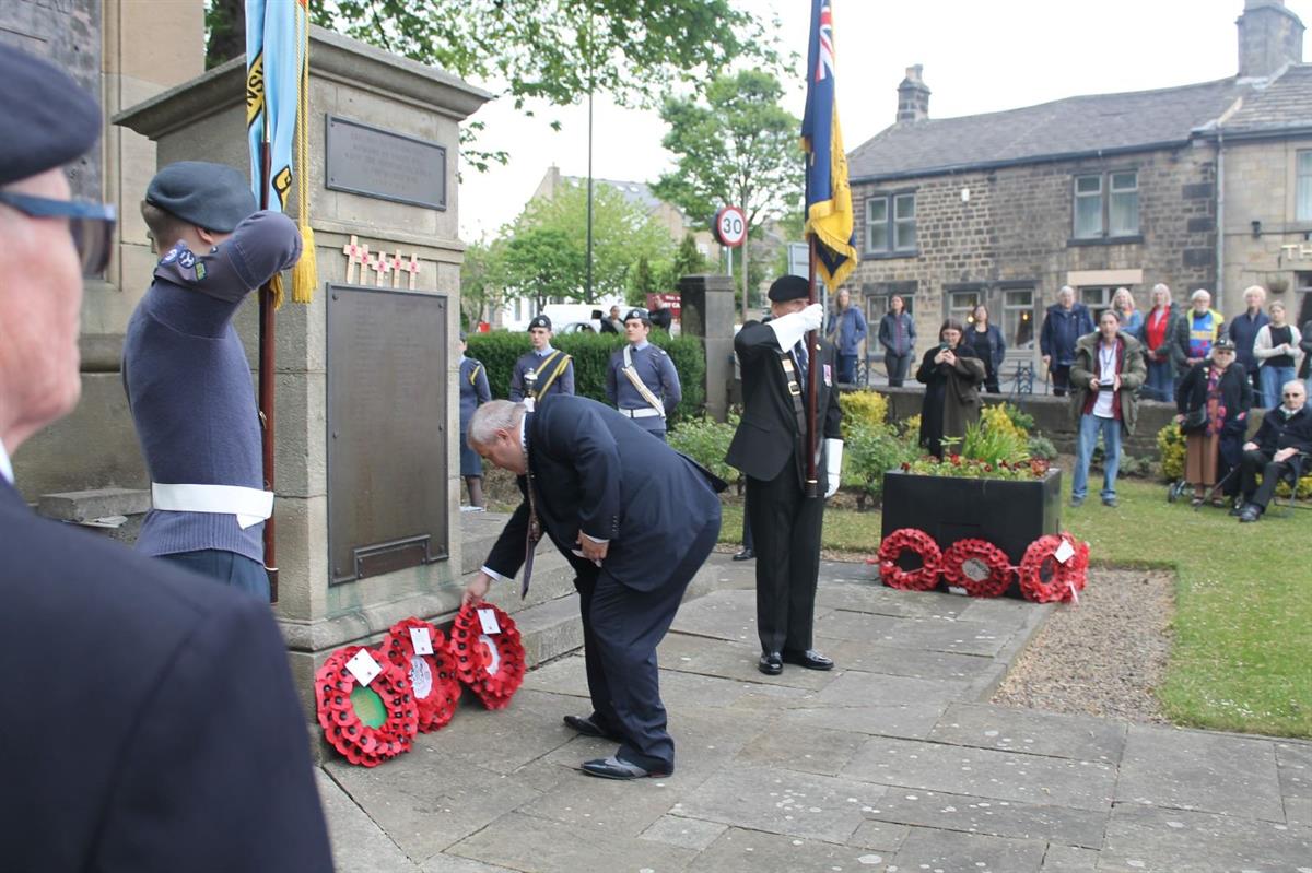Cllr Simon Fell lays wreath at Horsforth cenotaph for 80th anniversary of VE Day